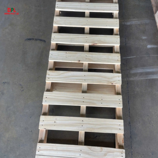 Pallet Gỗ Thông 3 Đố 4 Hướng Xe Nâng